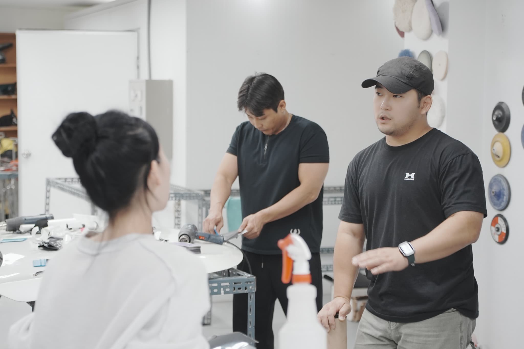 실습장 작업대 앞에서 수강생들에게 설명하는 제갈현욱 선생님