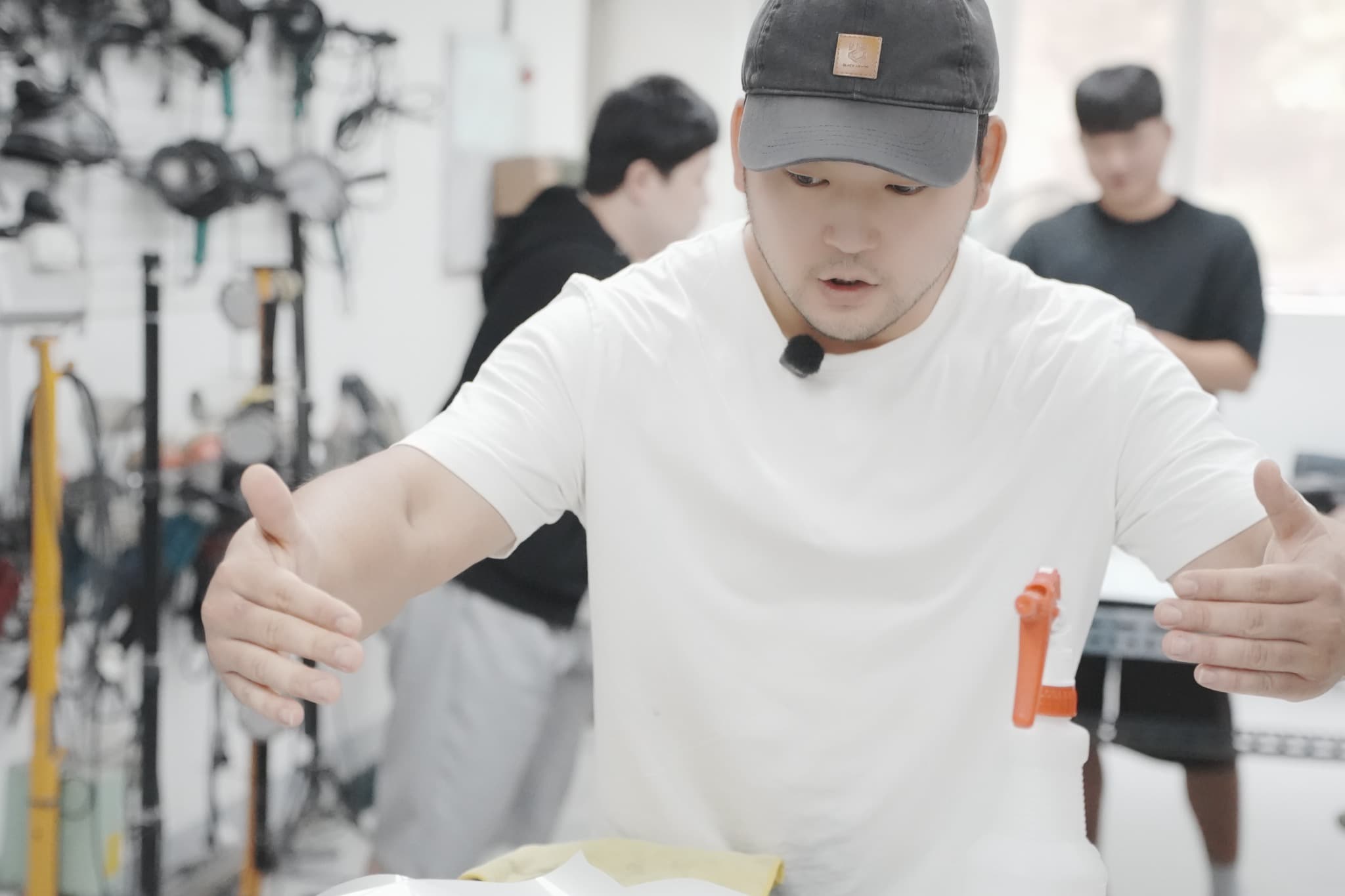 양손으로 랩핑 작업 방법을 설명하는 제갈현욱 선생님